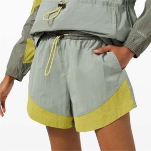 Lululemon Evergreen Short
Grey Sage / Yellow Pear / Green Fern